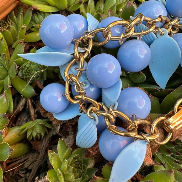 INCREDIBLE 1940's Celluloid Leaf Cornflower Blue Bracelet and Clip Earring Set - Picture 4 of 9